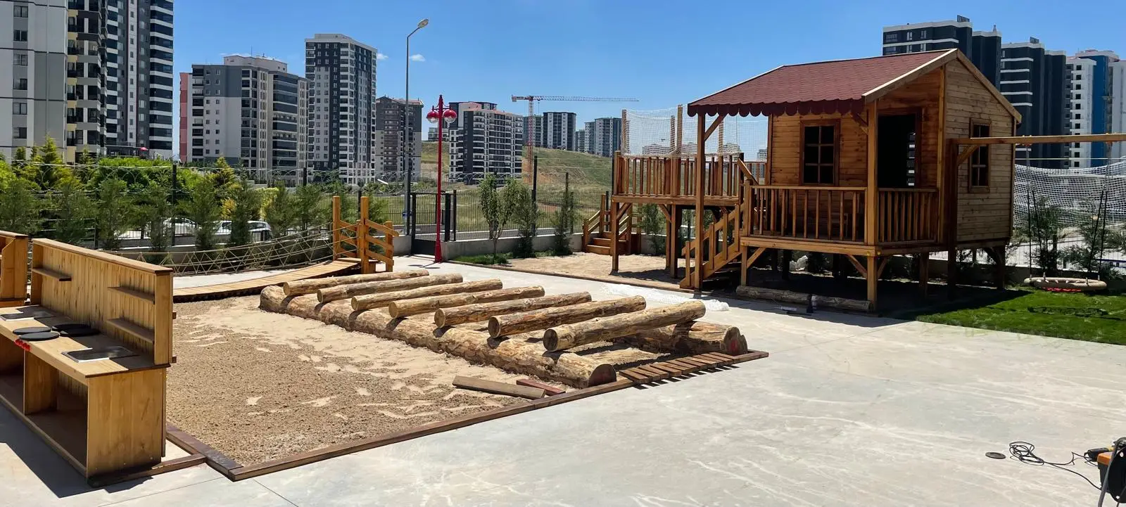 Açı Eryaman Koleji – Outdoor & Play – Wooden playhouse & obstacle course