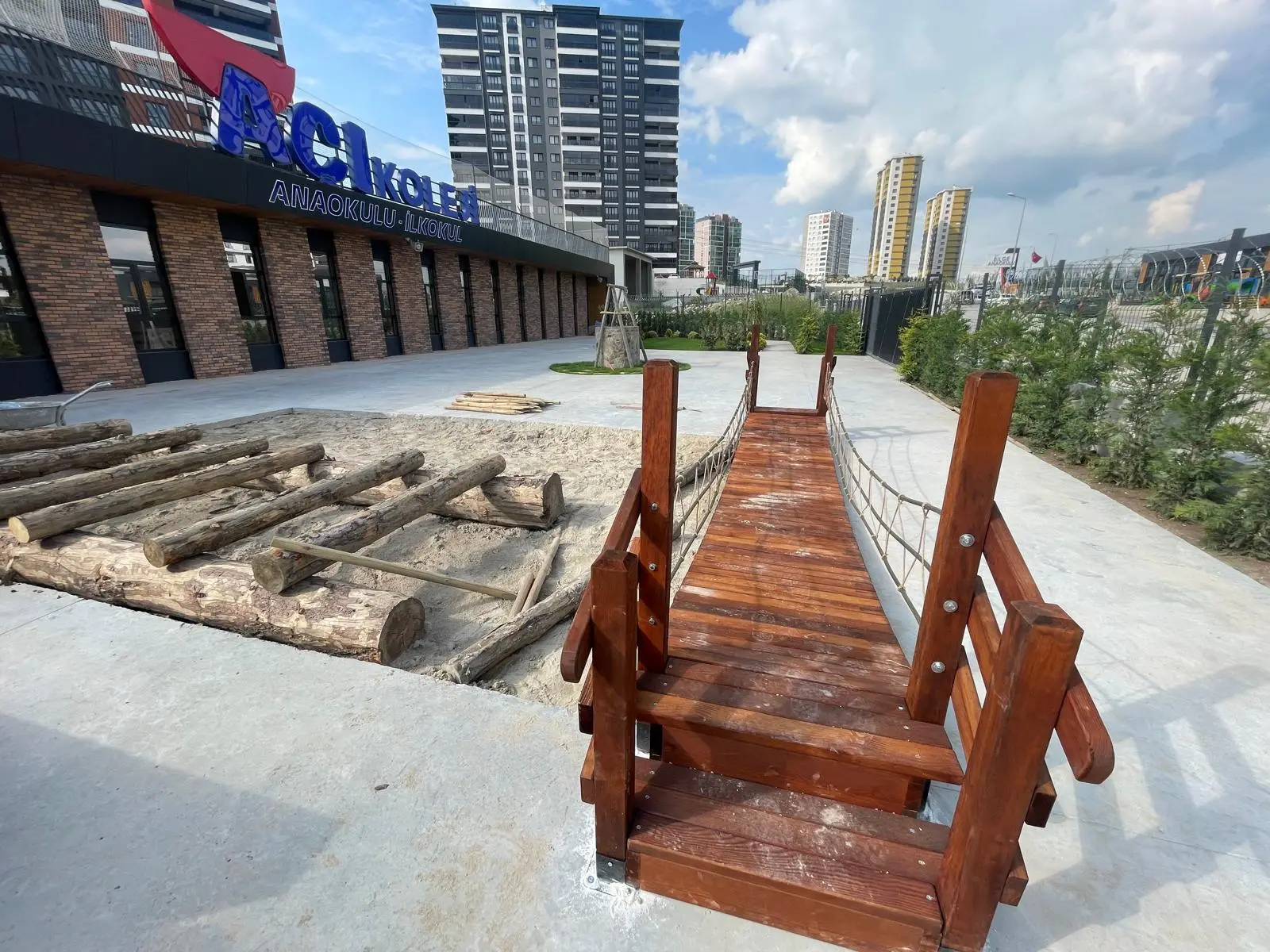 Açı Eryaman Koleji – Campus – Entrance wooden bridge