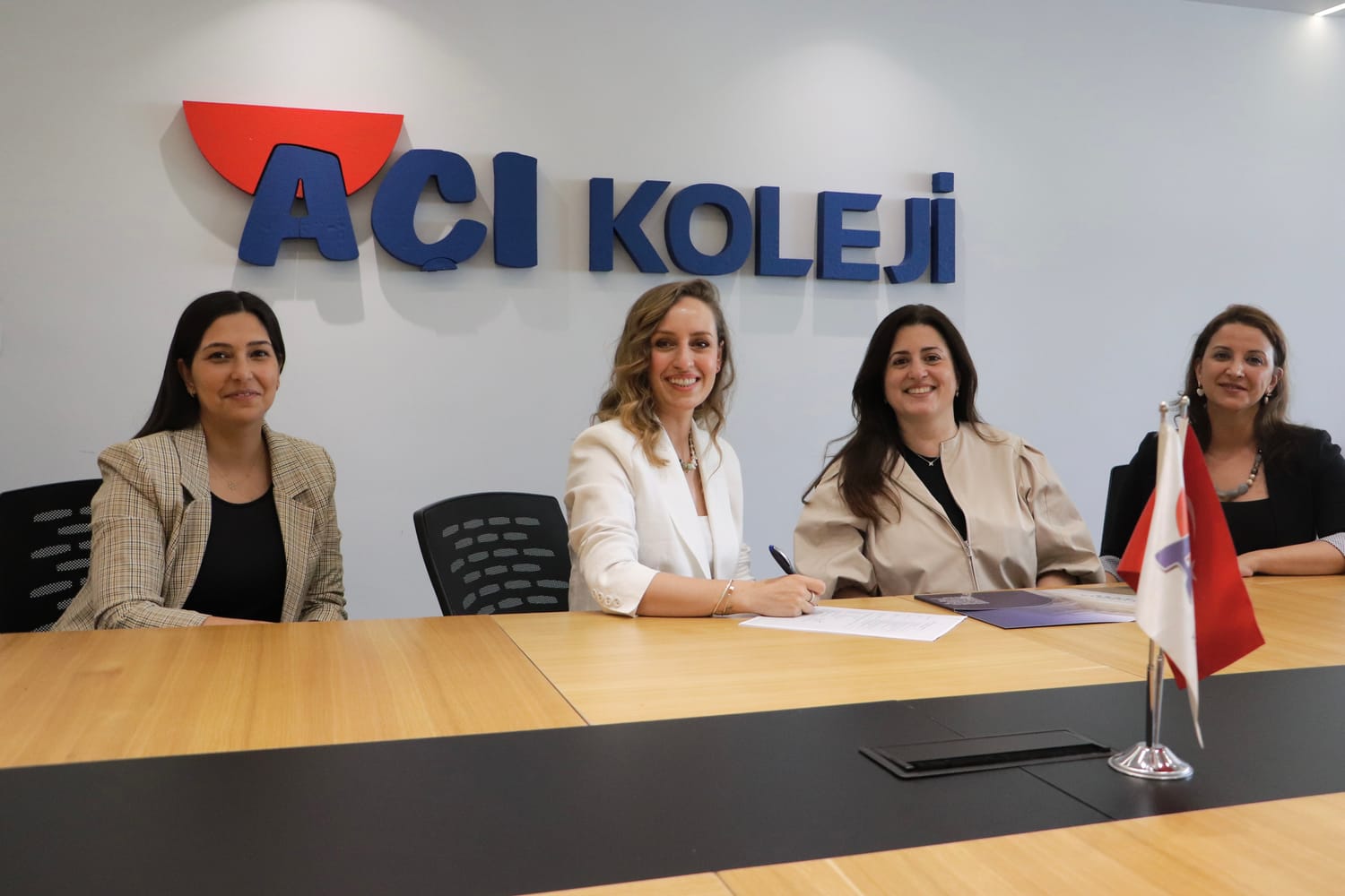 Açı College and Oxford University Press representatives signing the partnership agreement